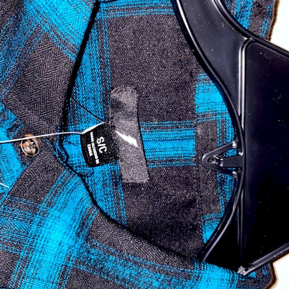 Amp button up (long sleeve) - Picture 2 of 4